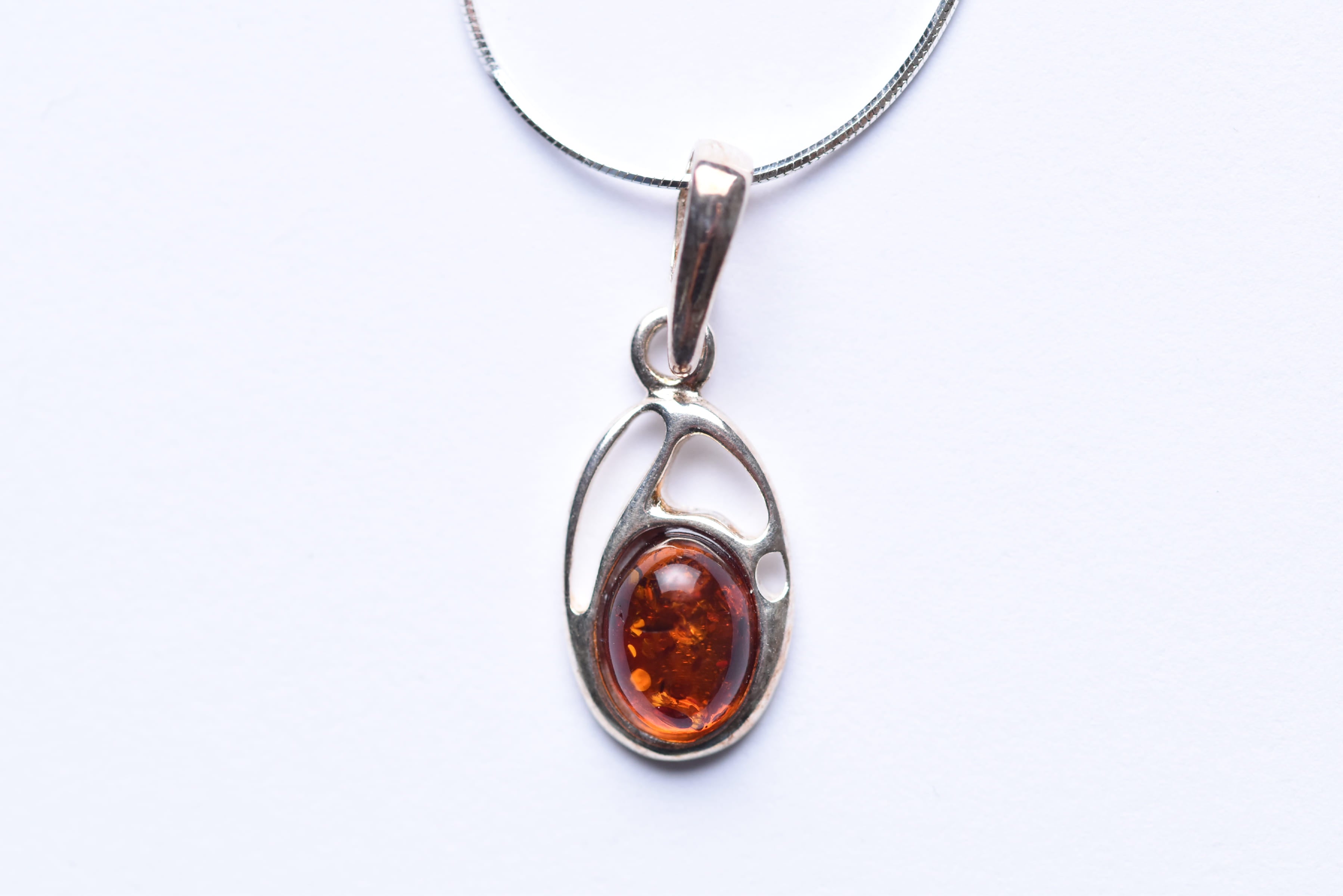 Lengyel borostyán medál ezüst foglalatban