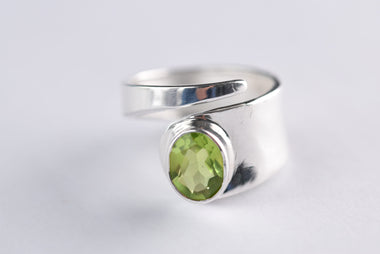 Peridot köves gyűrű ezüstbe foglalva