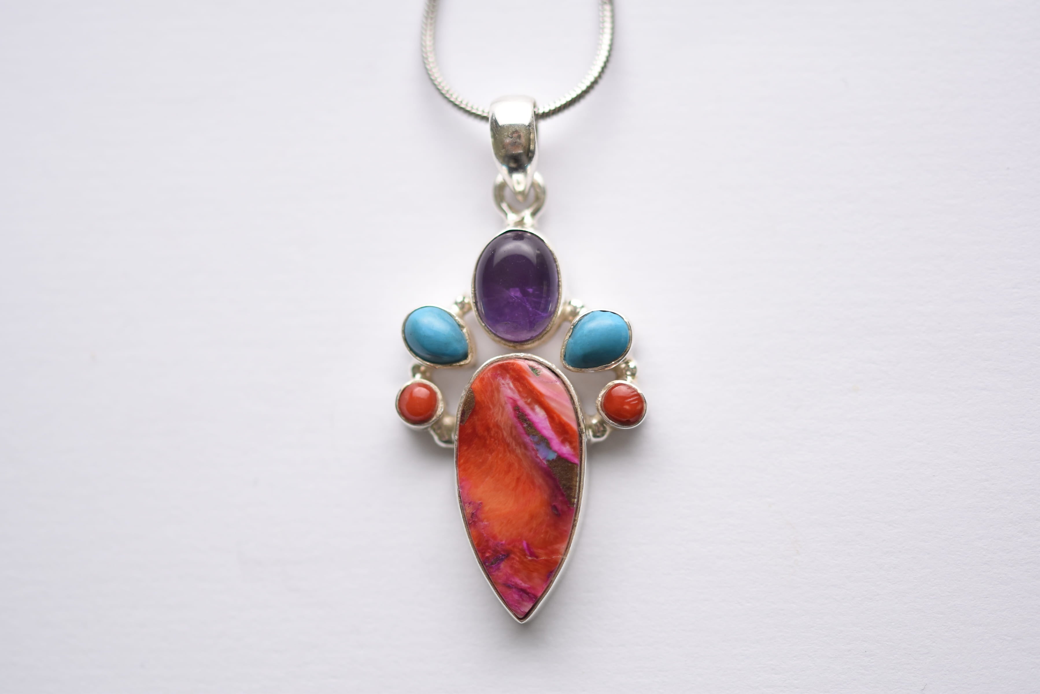 Osztriga türkiz, korall, türkiz és ametiszt kövekkel dekorálva, ezüst foglalatban