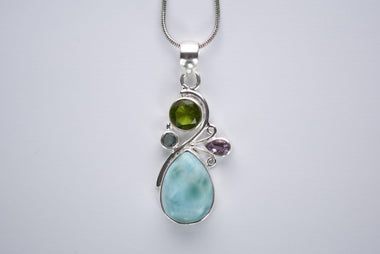 Larimar köves medál, kék topázzal, peridottal és ametiszttel díszítve, ezüst fogalatban