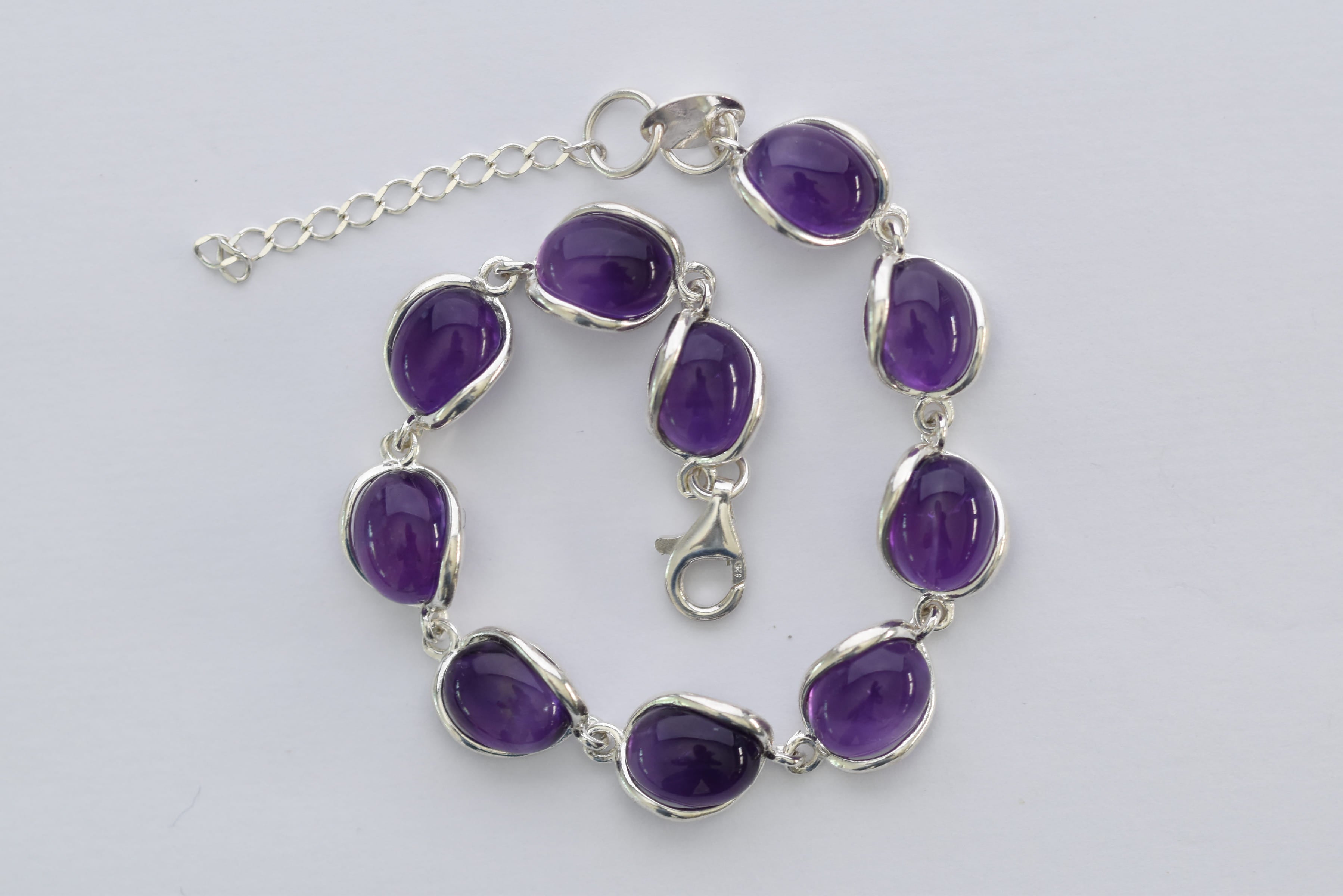 Ametiszt kővel díszített karkötő ezüst foglalatban