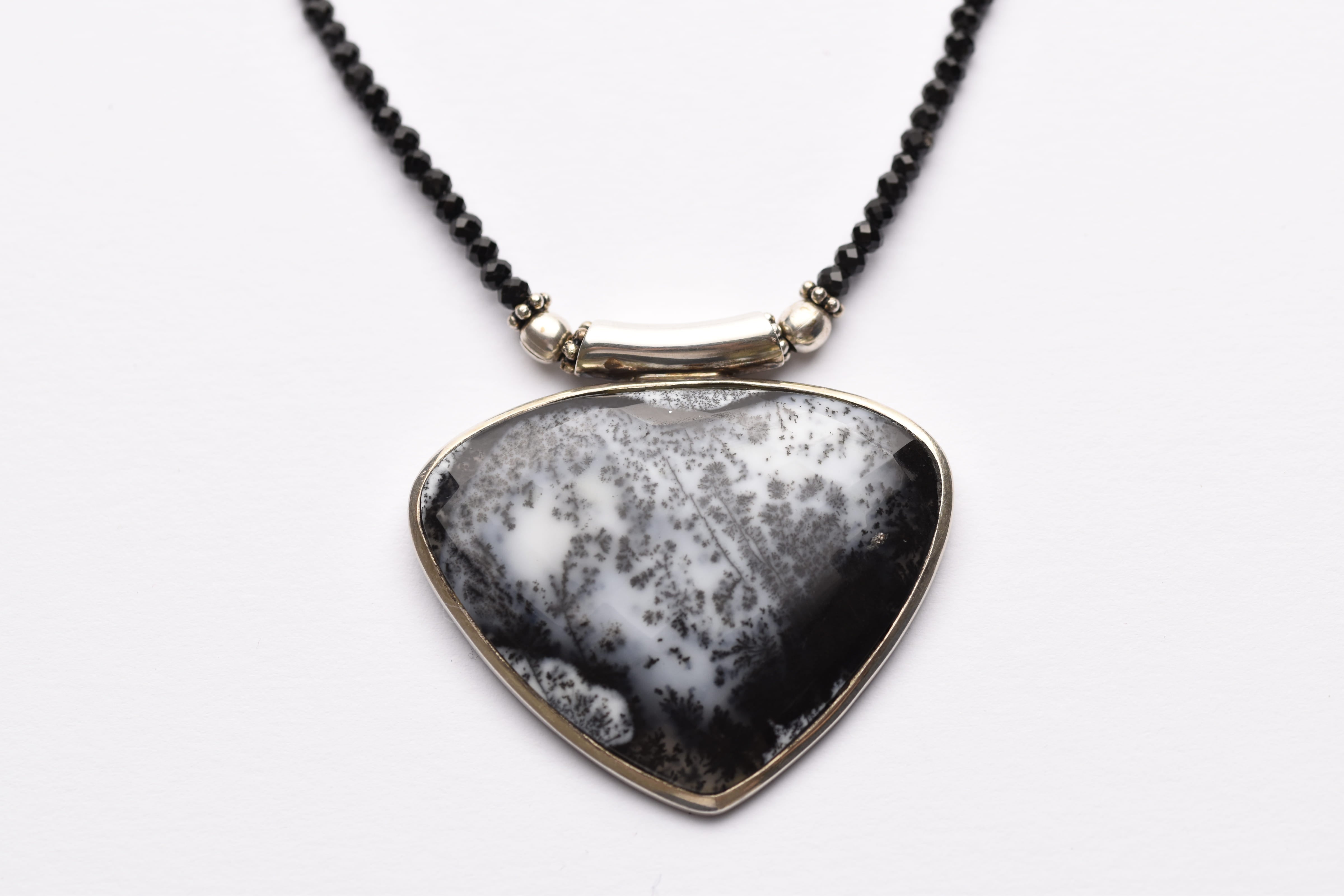 Dendrites achát medál ezüst foglalatban, fekete turmalin gyöngyre fűzve