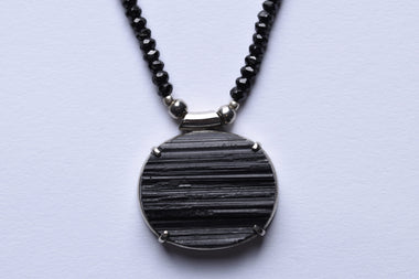 Fekete turmalin medál ezüst foglaltban, fekete turmalin gyöngyre fűzve