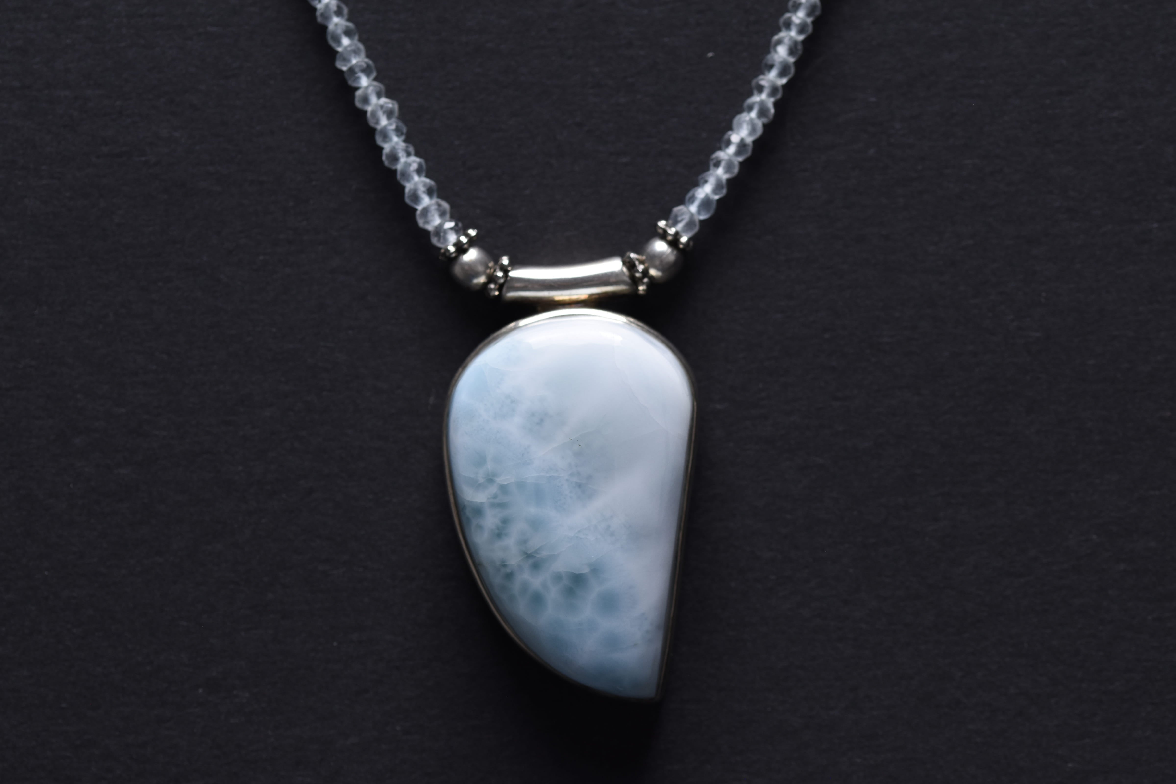 Larimar medál ezüst foglalatban, aquamarin gyöngyre fűzve