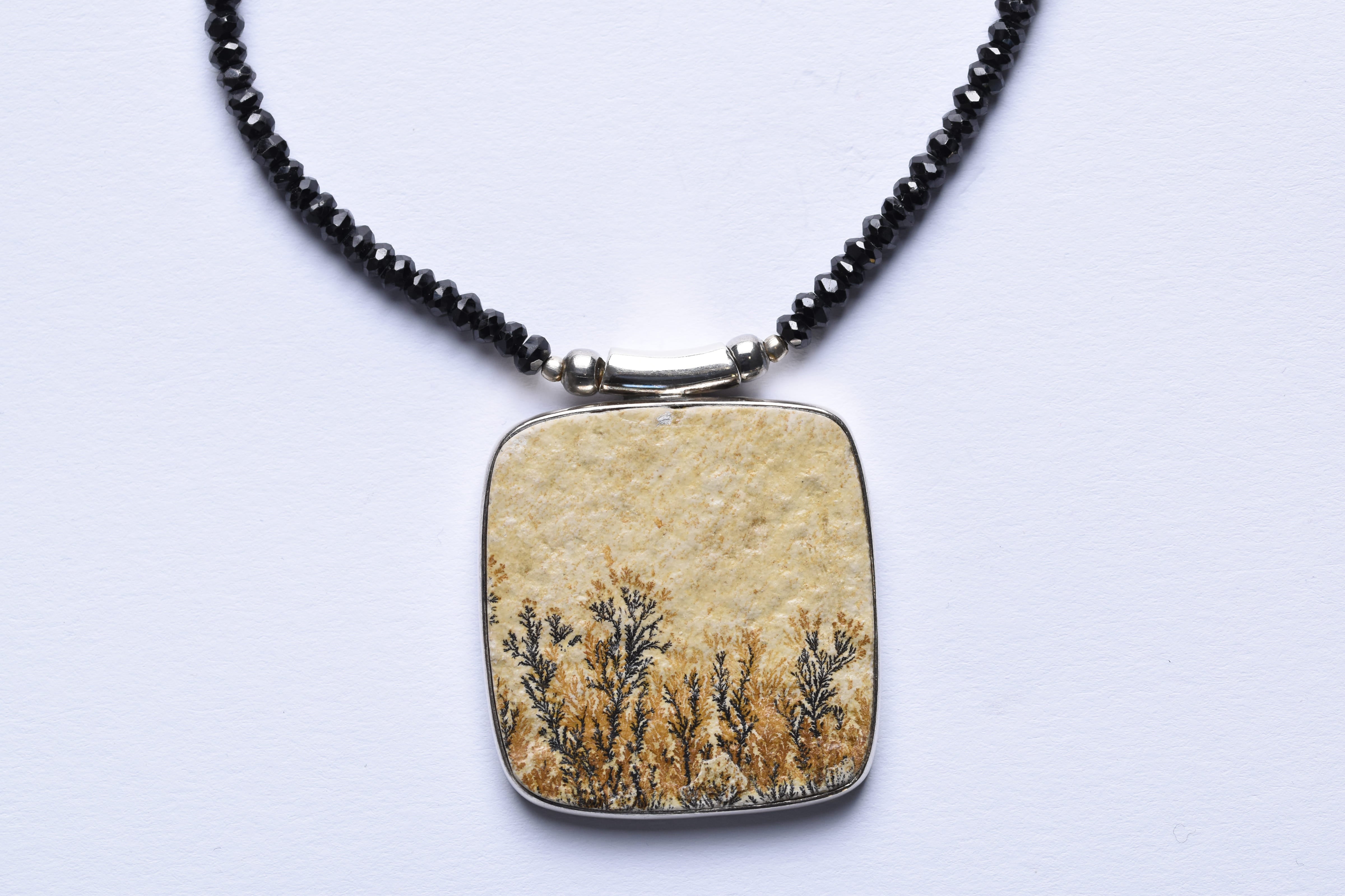 Dendrites achát medál ezüst foglalatban, fekete turmalinra fűzve