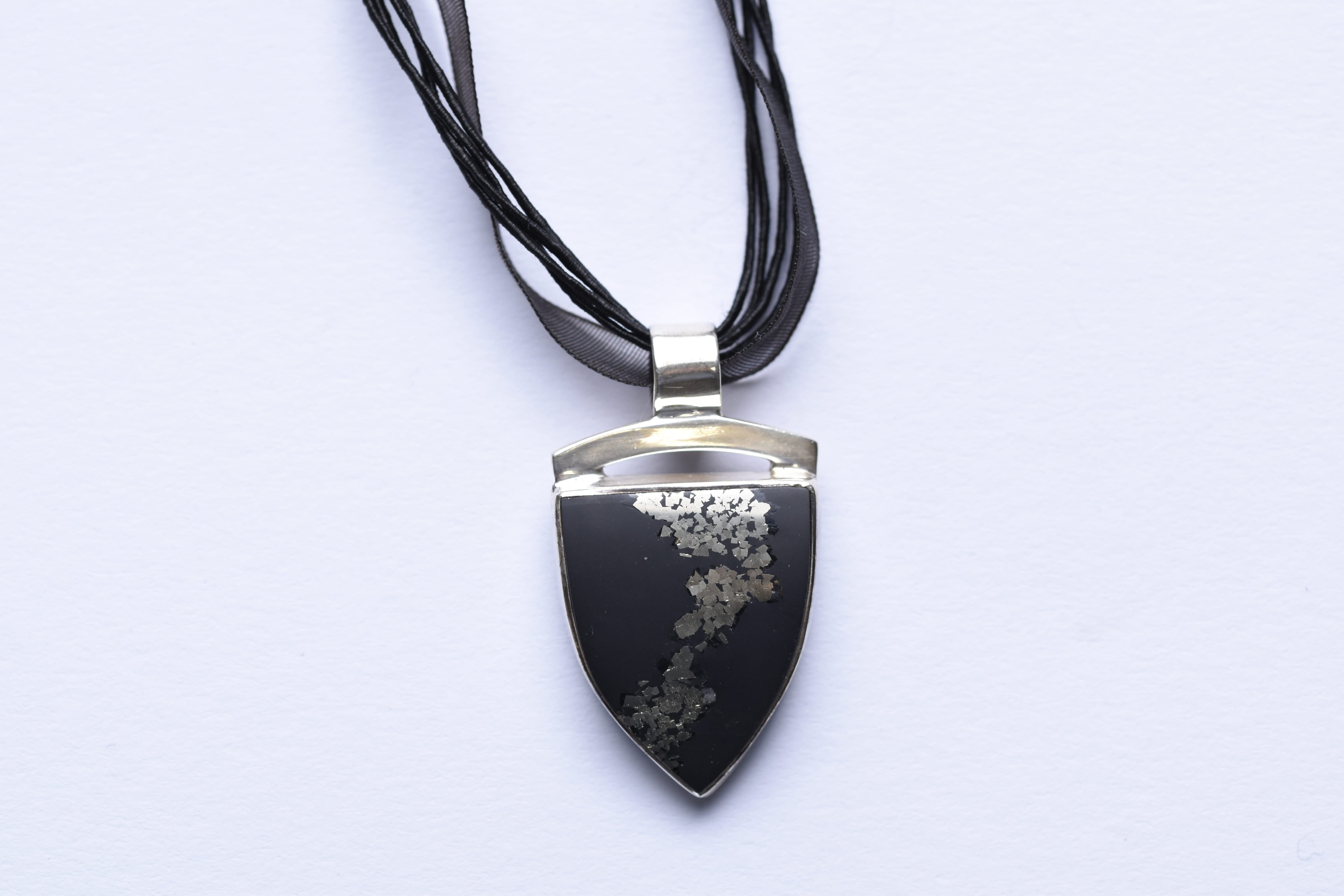 Schiffer pirit medál ezüst foglalatban