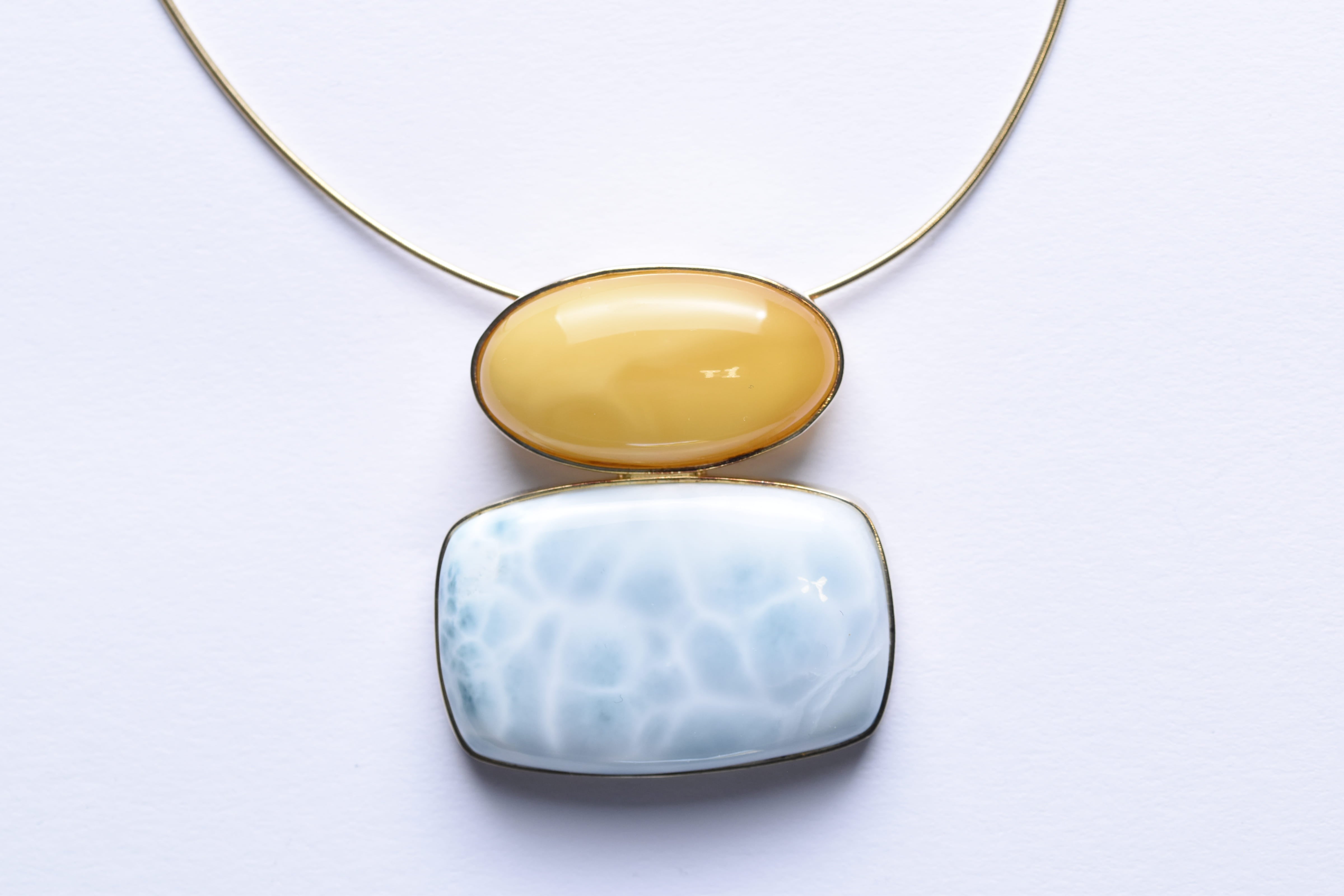 Larimar és borostyán medál, aranyozott ezüst foglalatban
