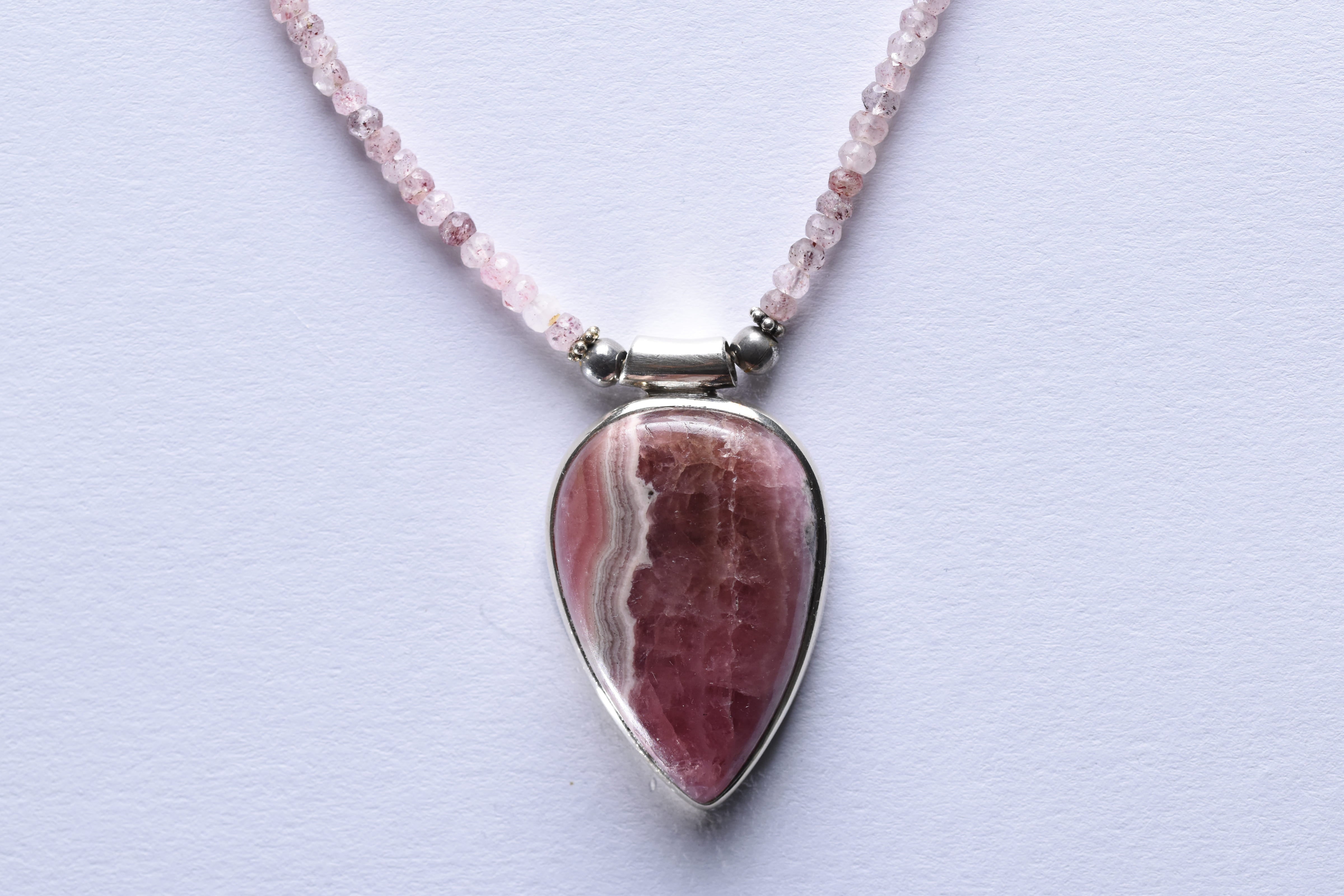 Rhodochrosite medál ezüst foglalatban, cherry achát gyöngyre fűzve