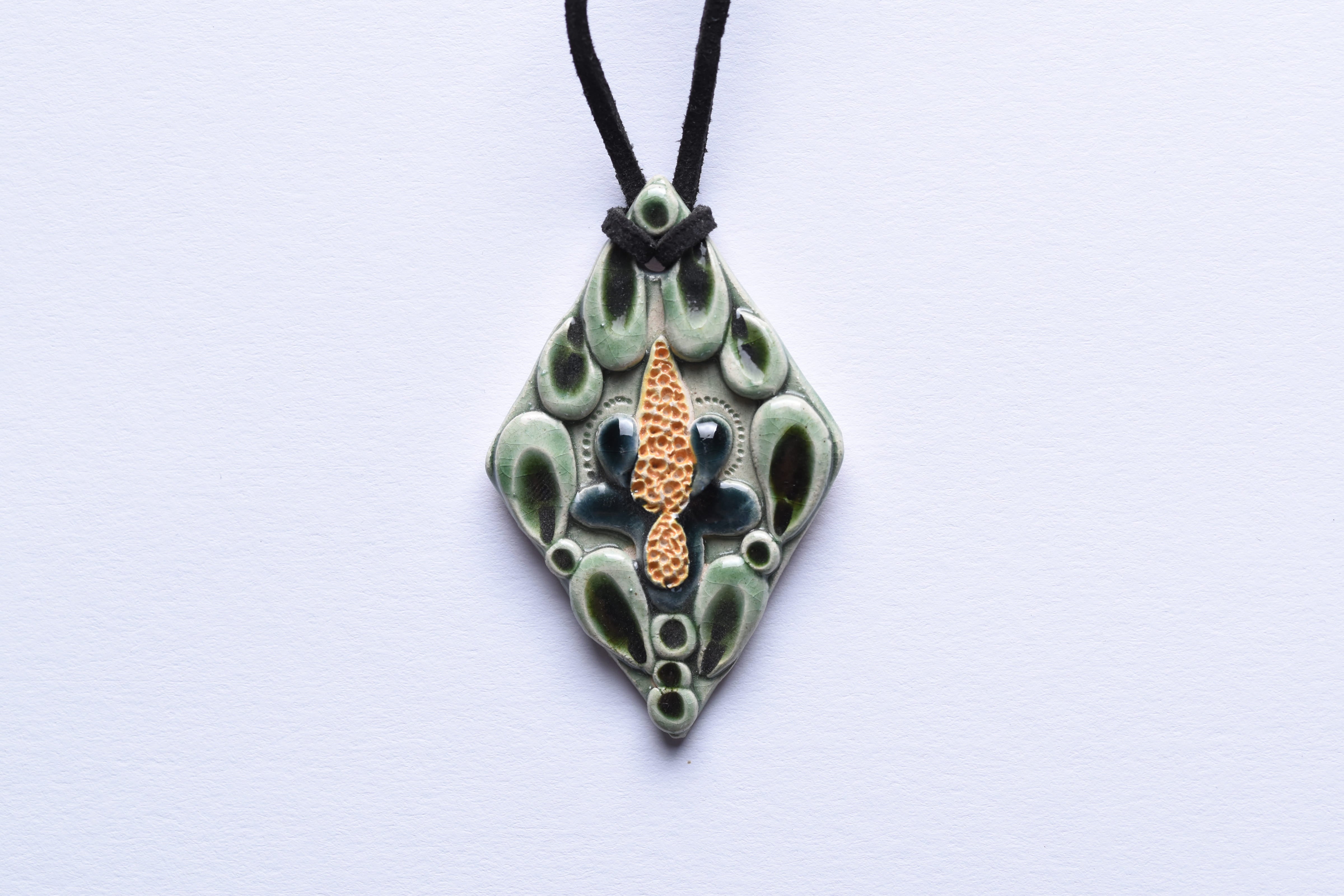 Kerámia medál bőrszíjon