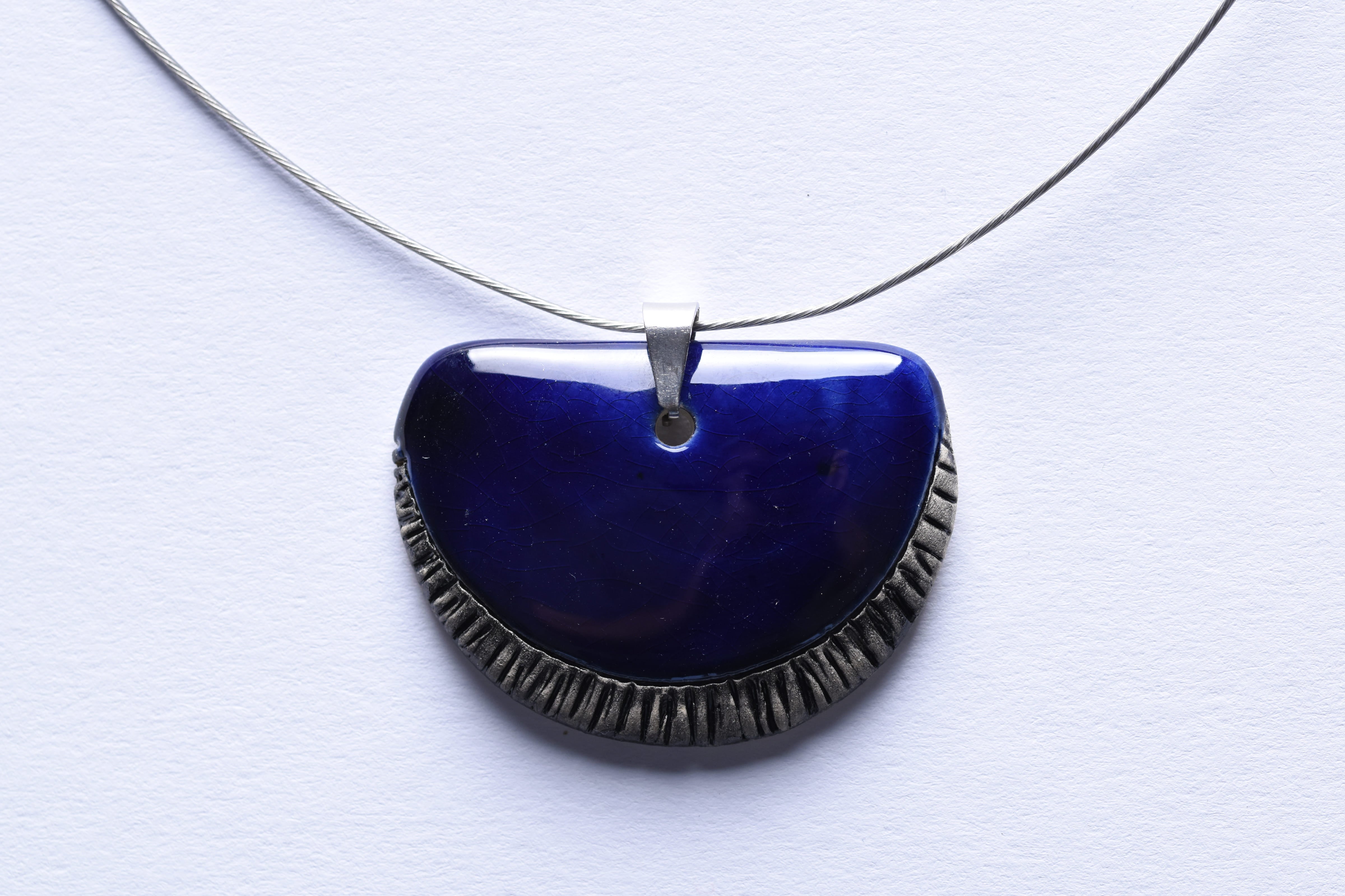 Kerámia medál merev sodrony nyakláncon