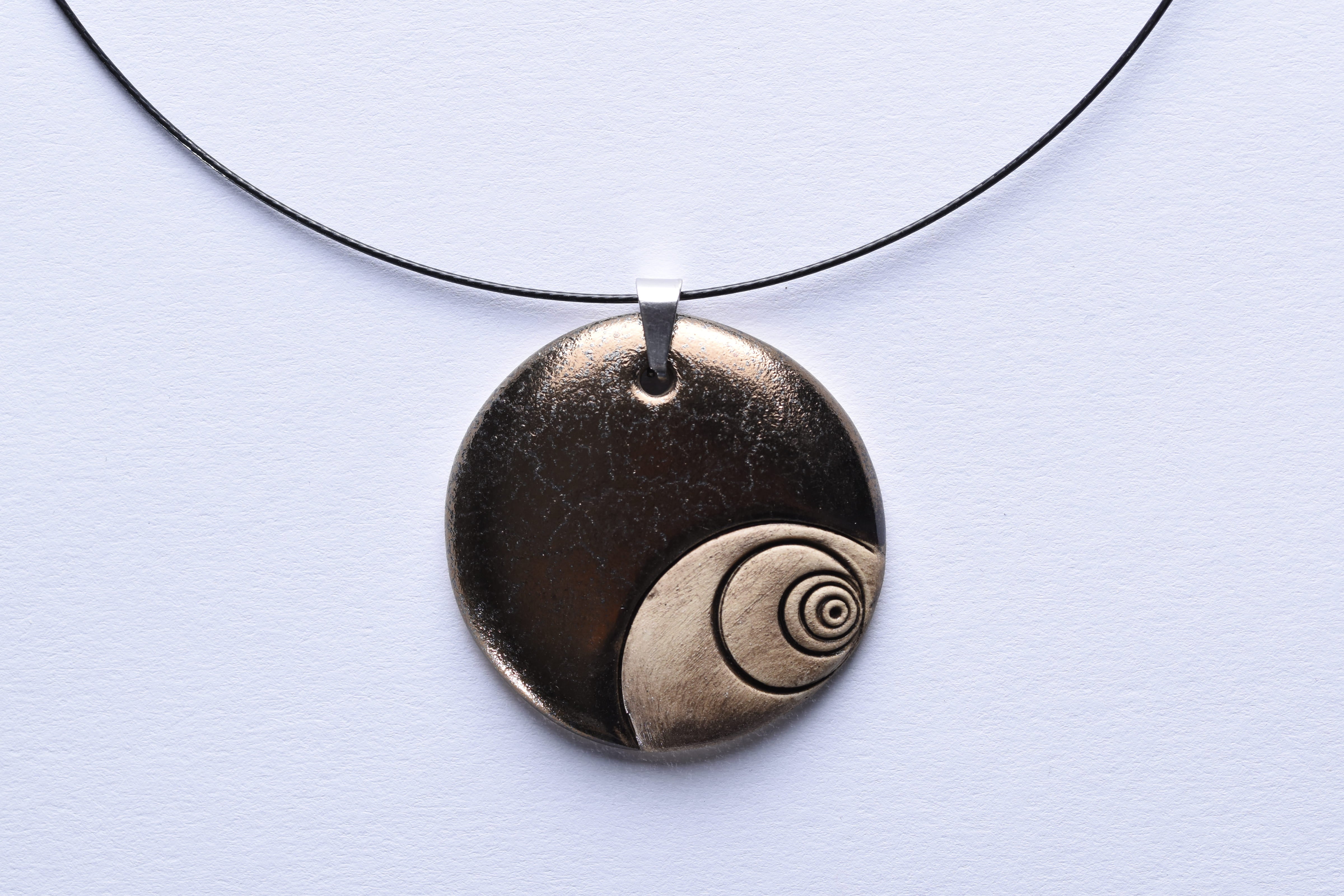 Kerámia medál merev sodrony nyakláncon