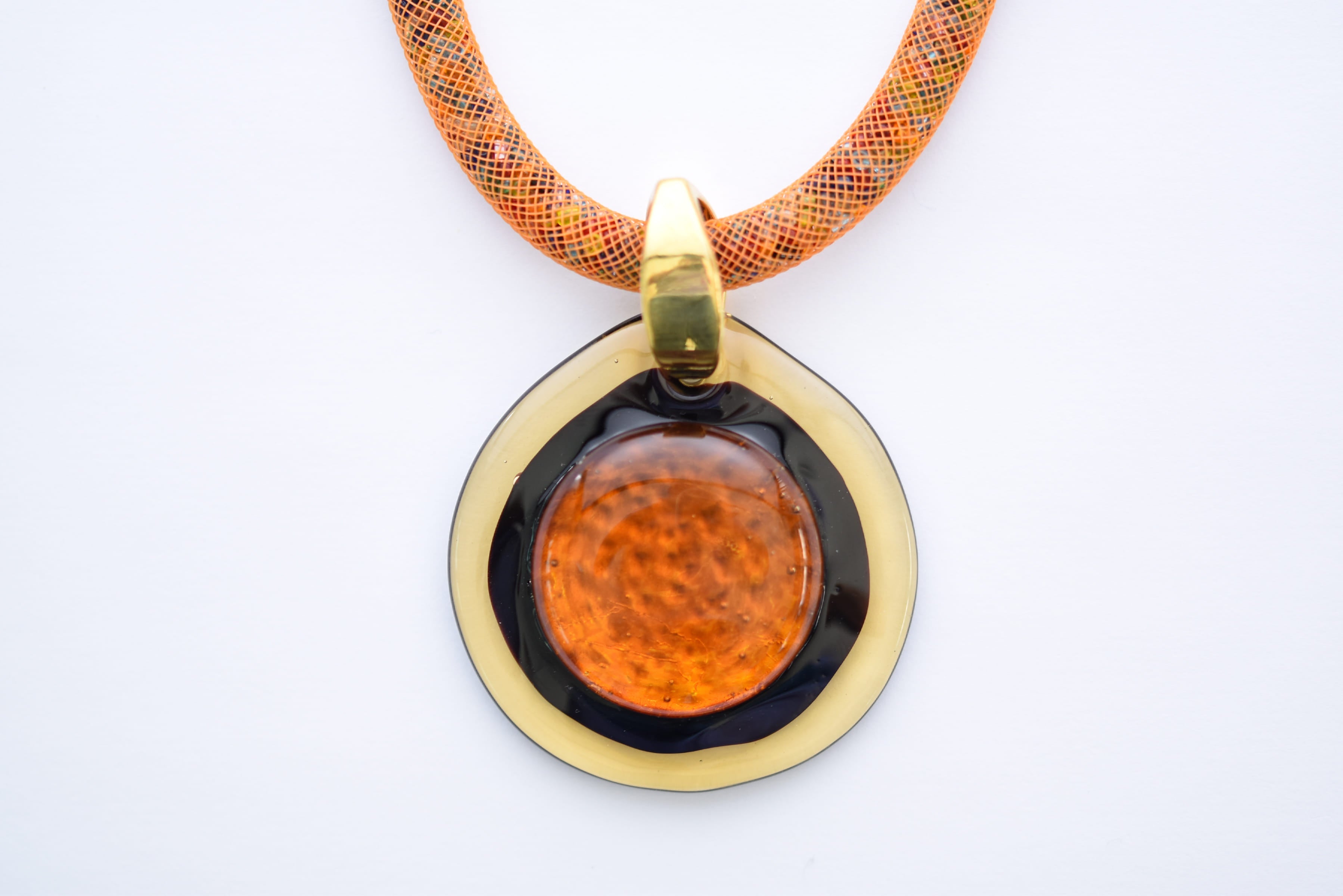 Kézzel készített muranoi üveg medál, muranoi üveggyönggyel töltött akril hálón.