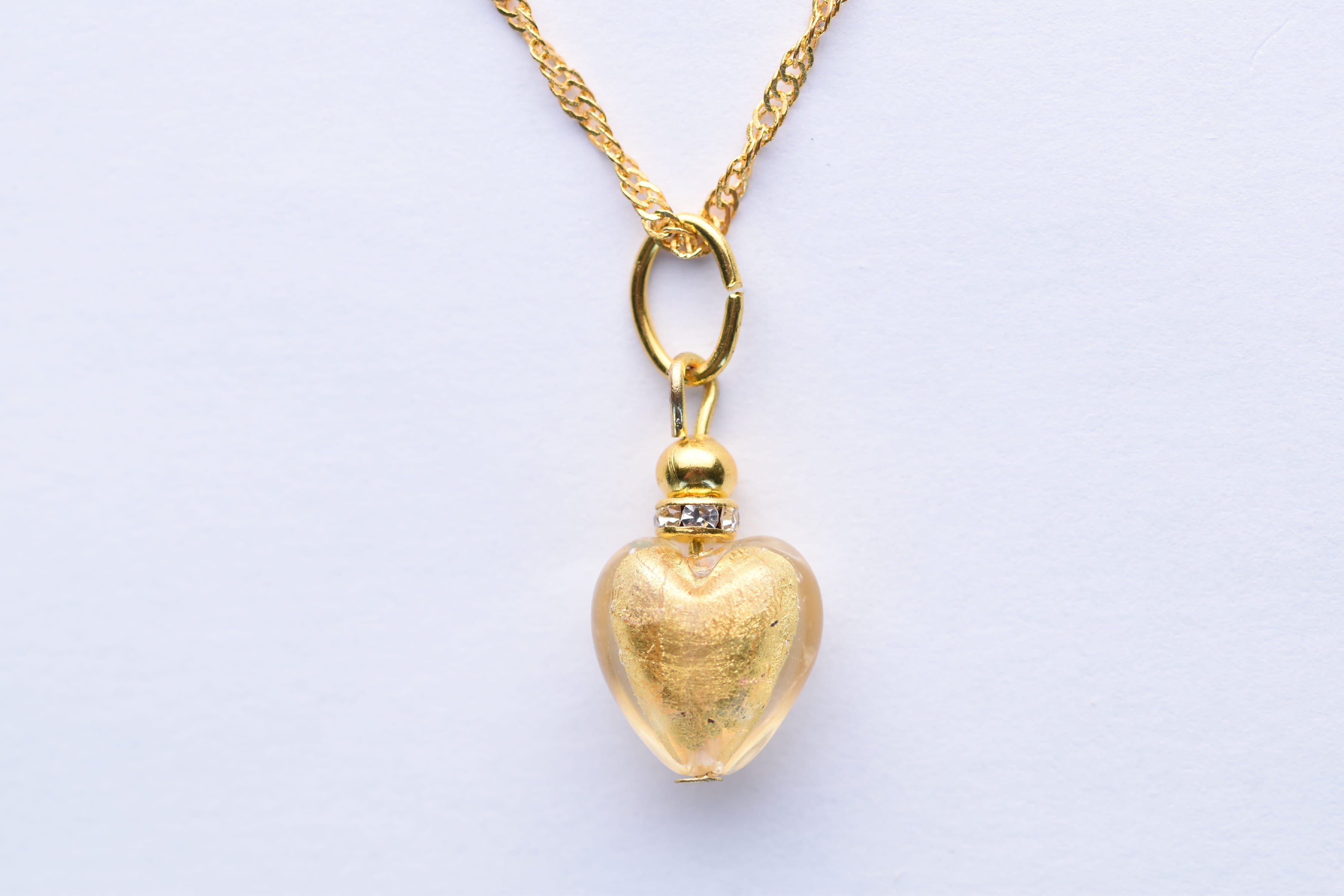 Kézzel készített muranoi üveg szív arany színű láncon