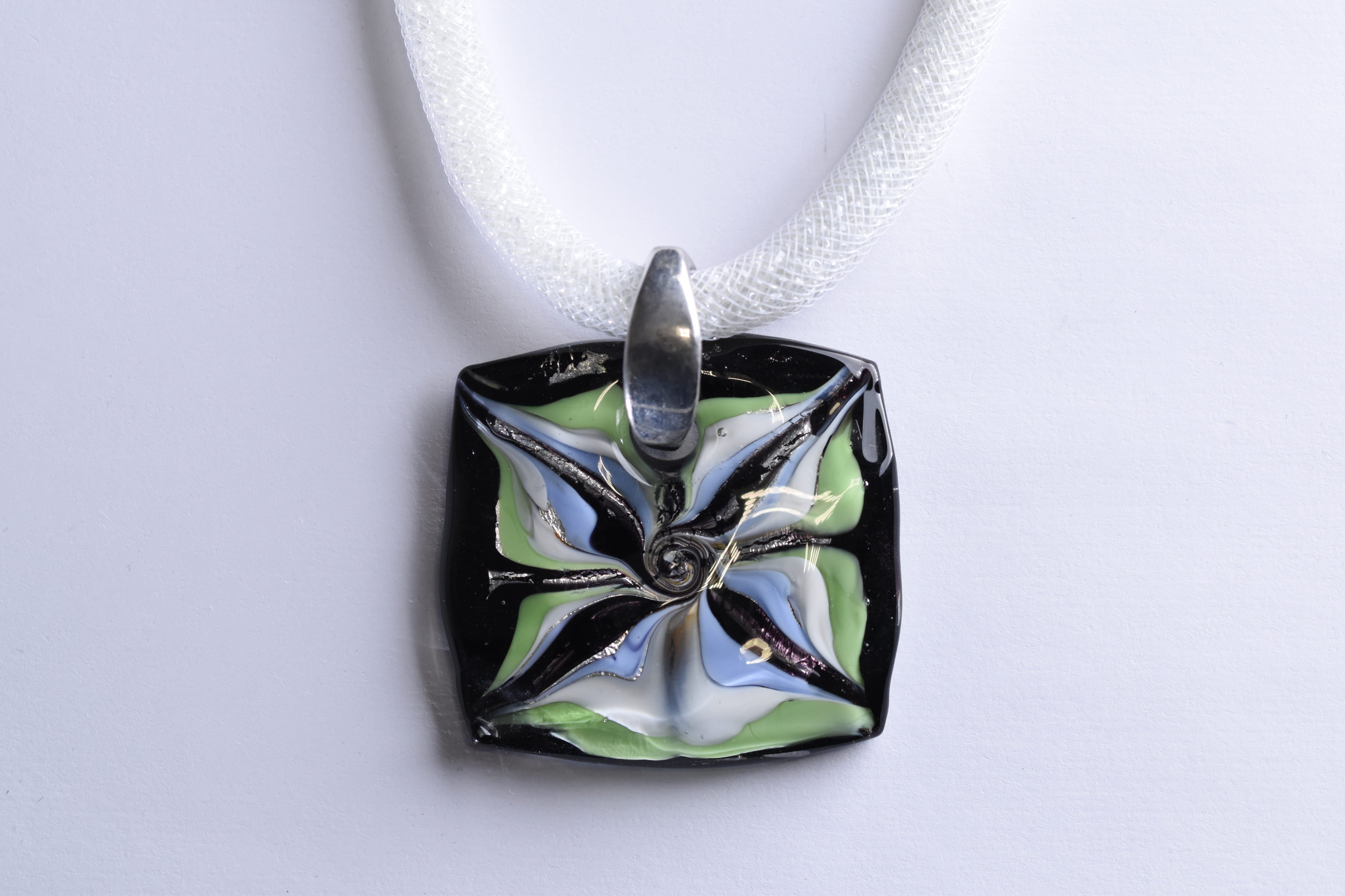 Kézzel készített muranoi üveg medál, muranoi üveggyönggyel töltött akril hálón.