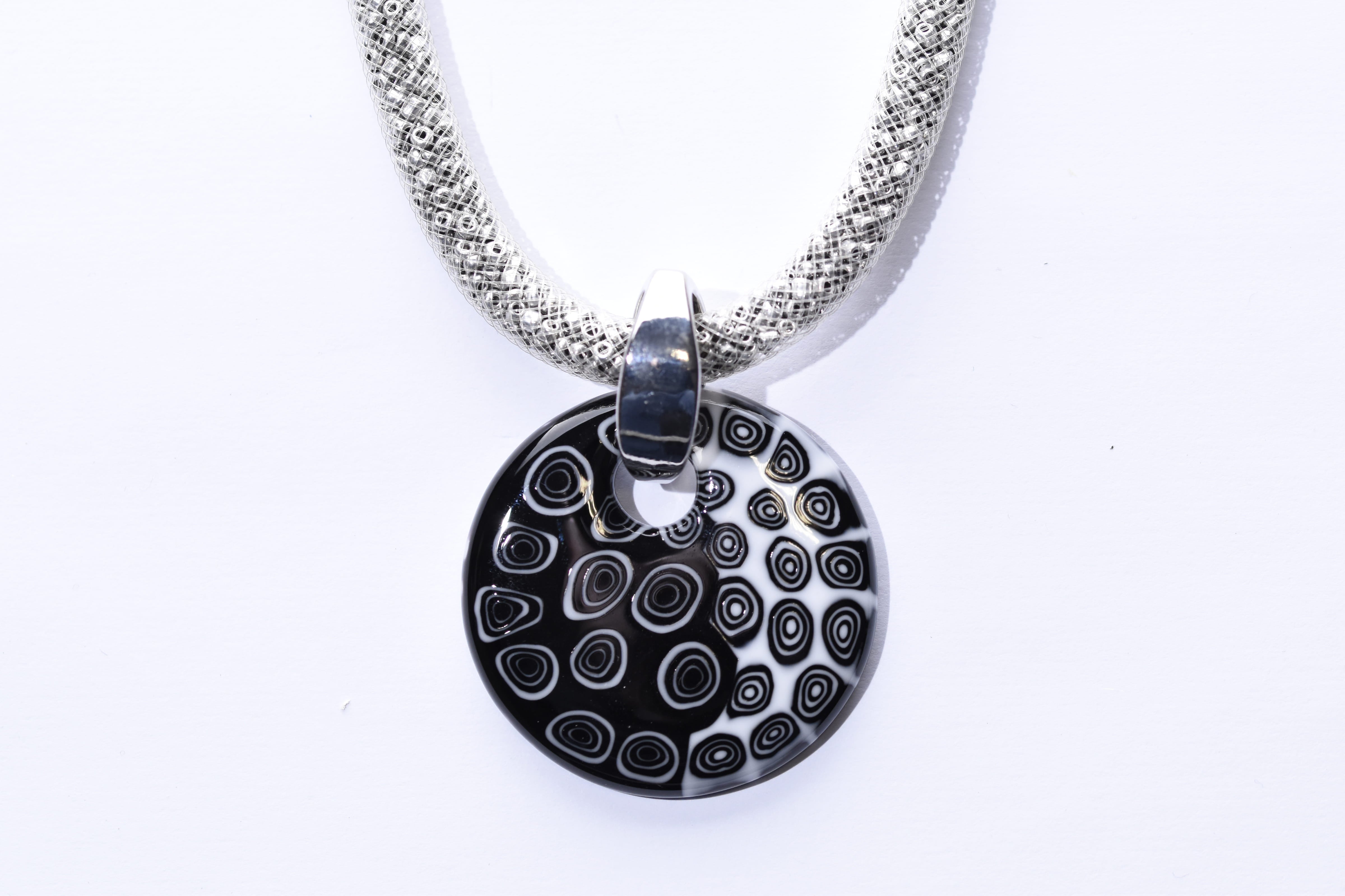 Kézzel készített muranoi üveg medál, muranoi üveggyönggyel töltött akril hálón.