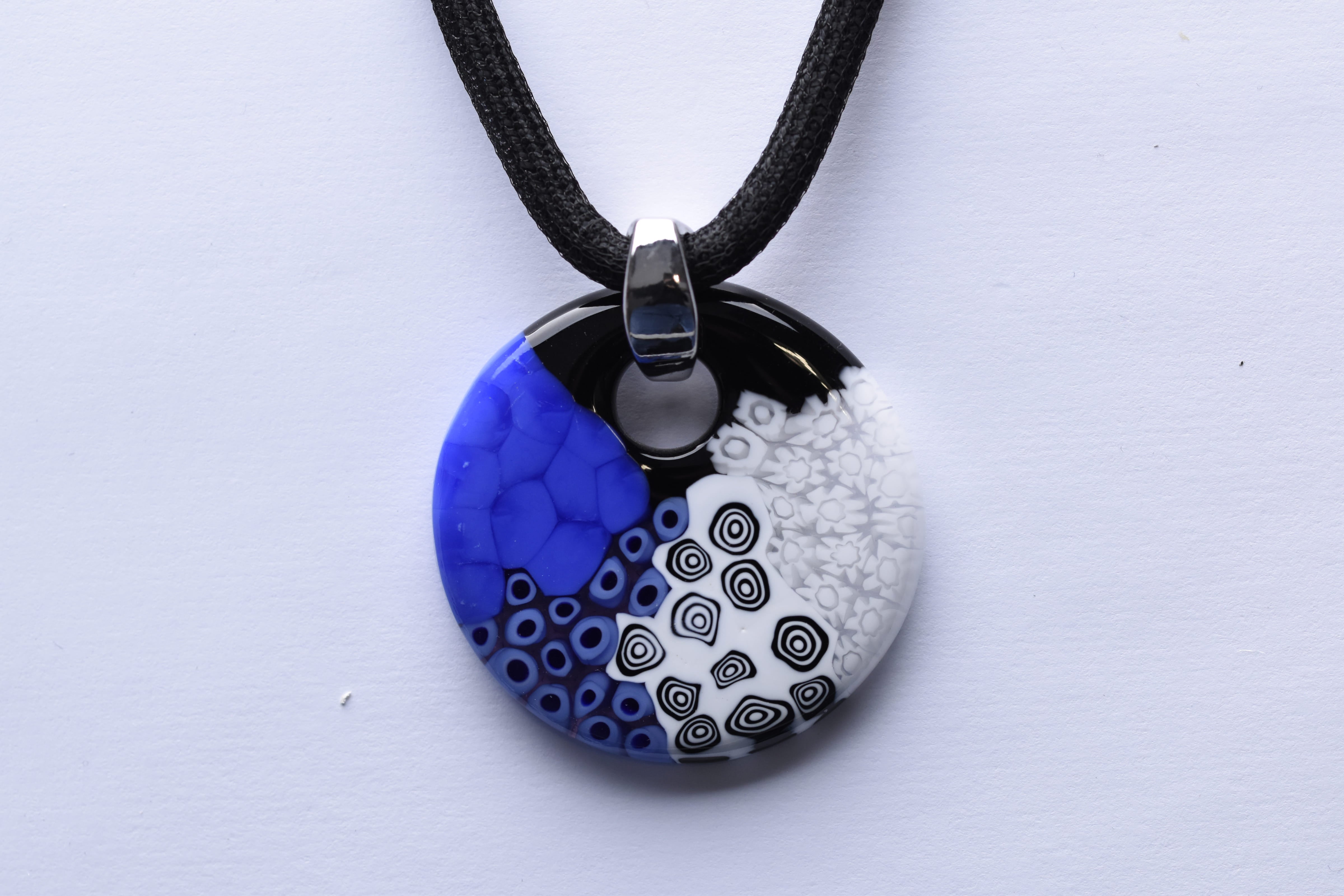 Kézzel készített muranoi üveg medál, textil zsinóron