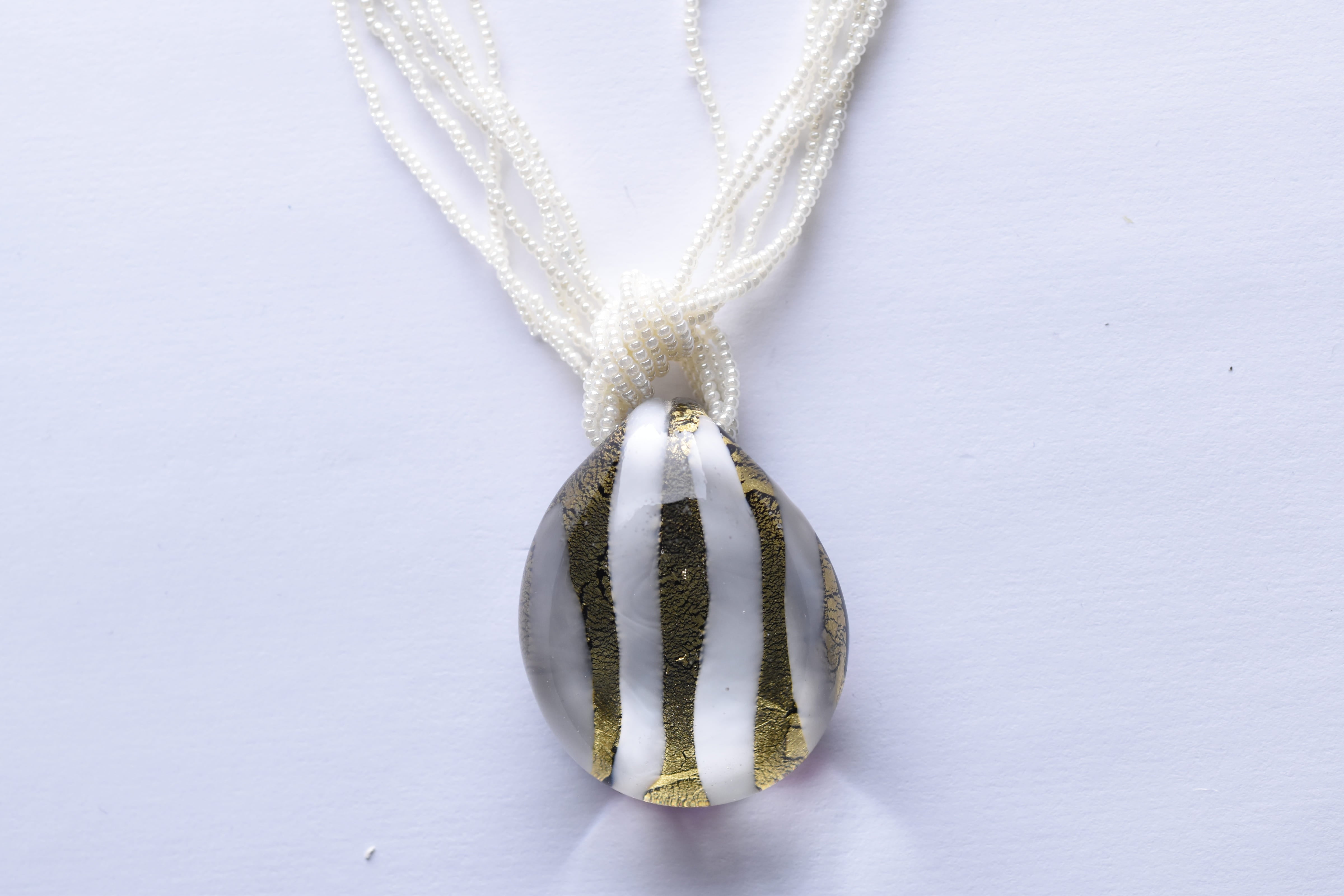 Kézzel készített muranoi üveg medál, 6 soros muranoi üveg gyöngysoron