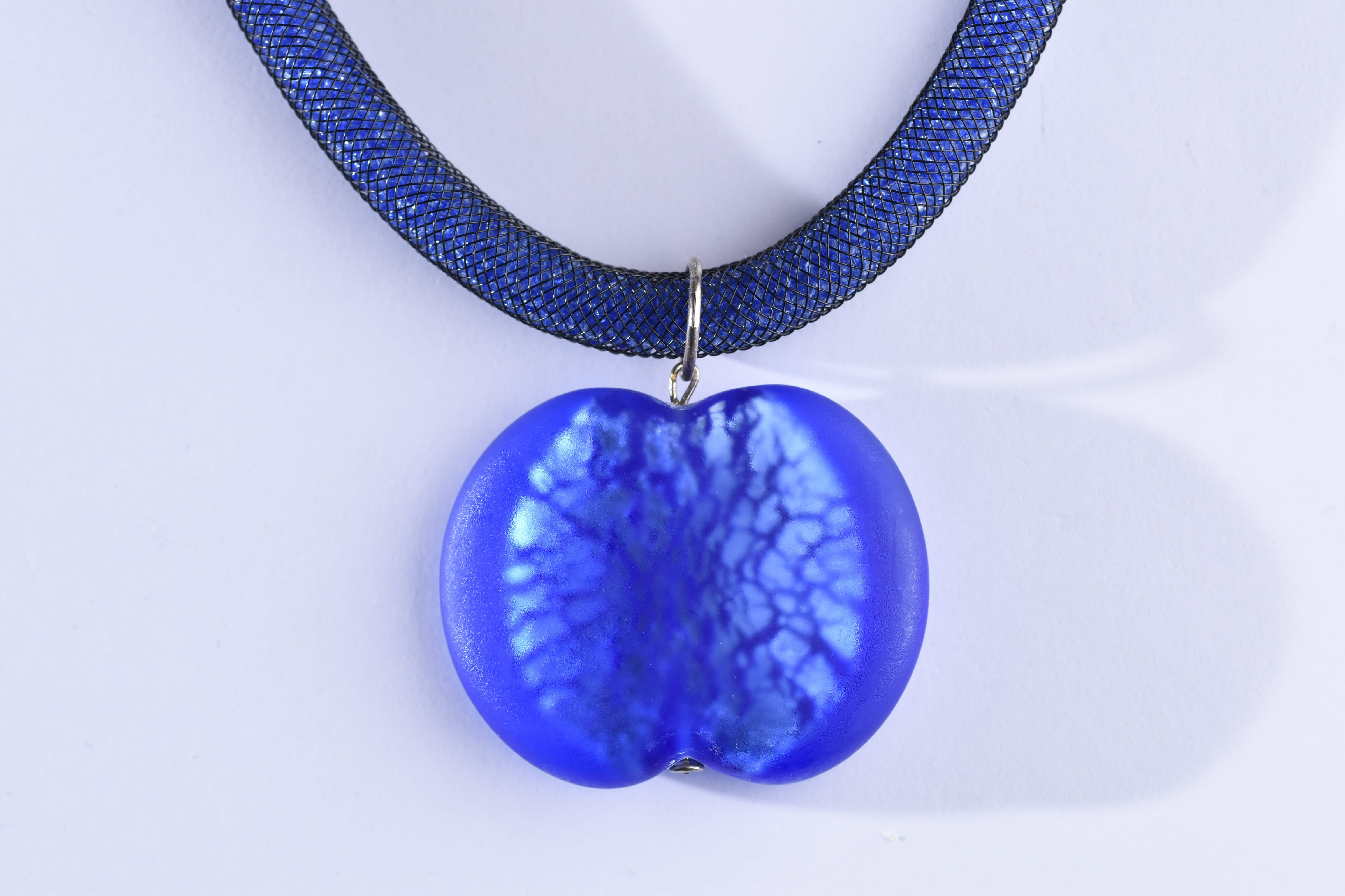 Kézzel készített muranoi üveg medál, muranoi üveggyönggyel töltött akril hálón.