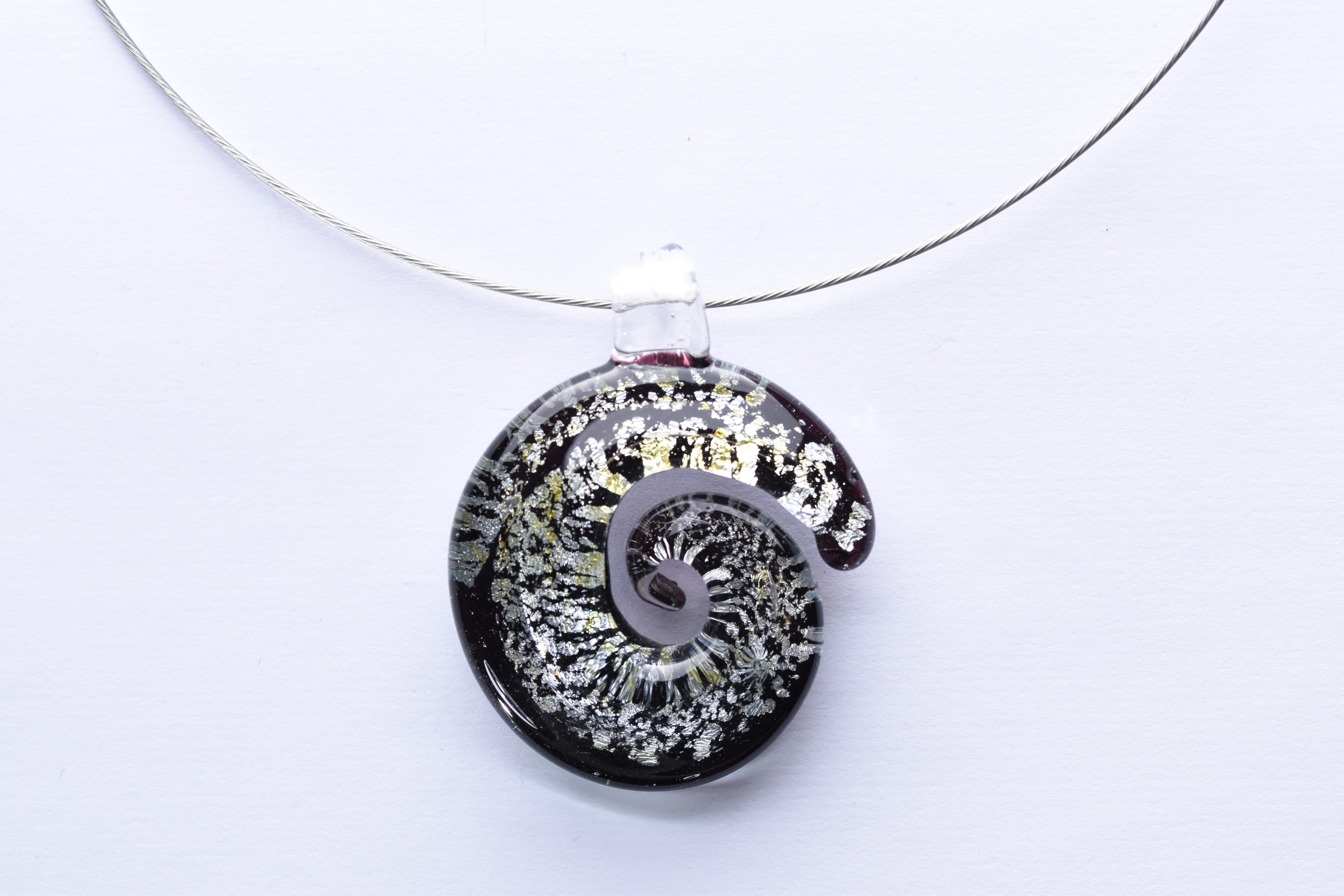 Kézzel készített muranoi üveg medál, merev fémsodronyon