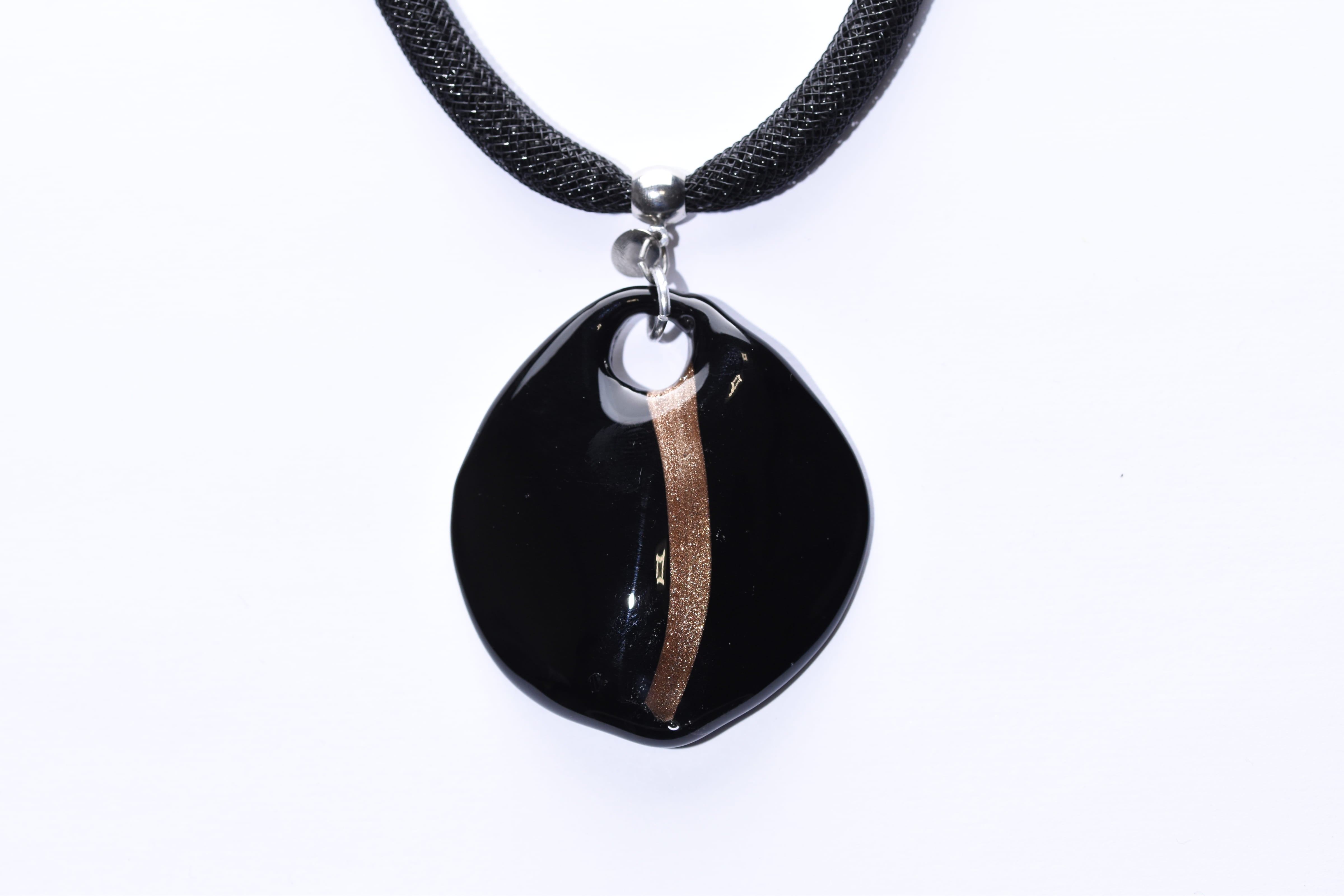 Kézzel készített muranoi üveg medál, muranoi üveggyönggyel töltött akril hálón