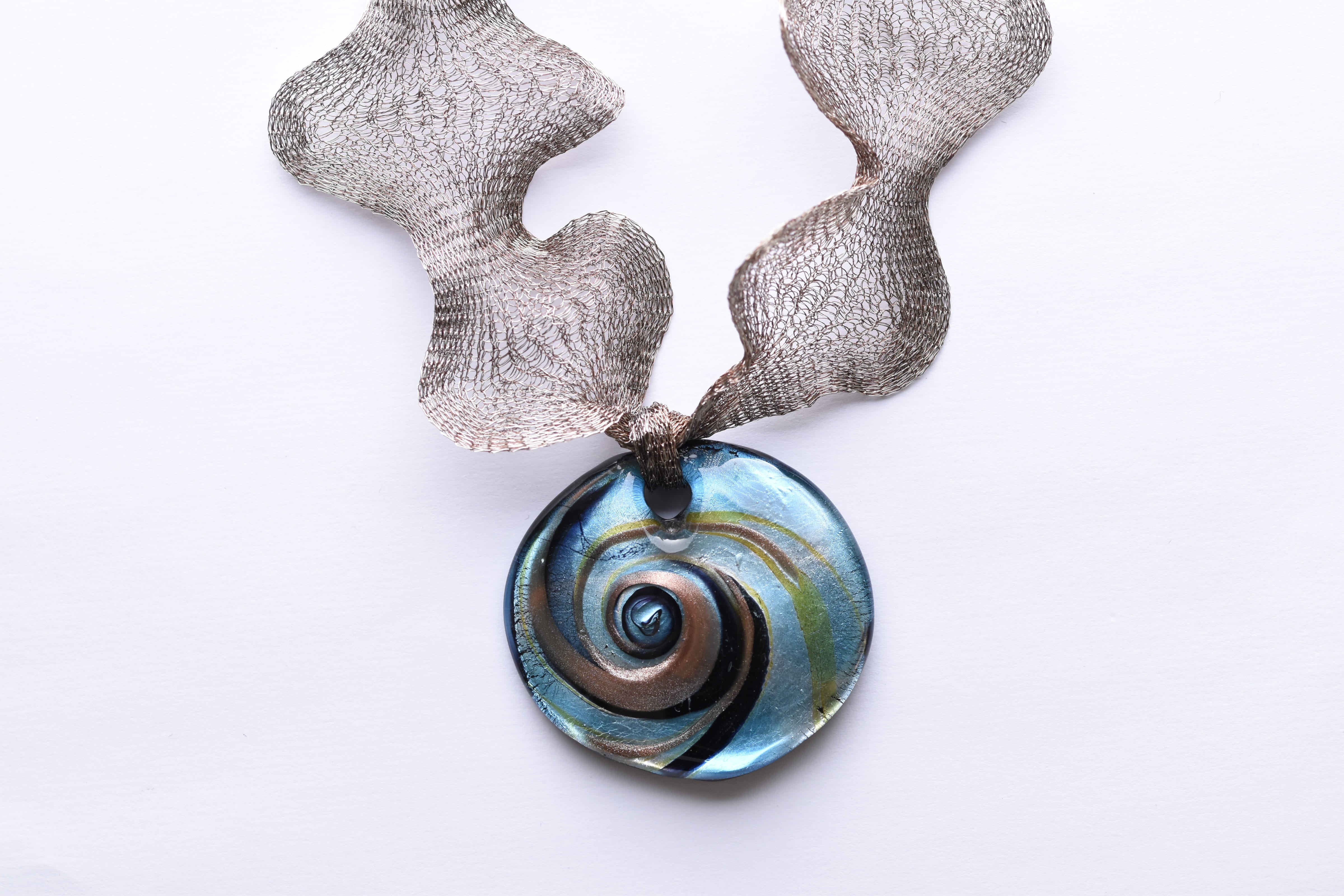 Kézzel készített muranoi üveg medál, titanium hálón