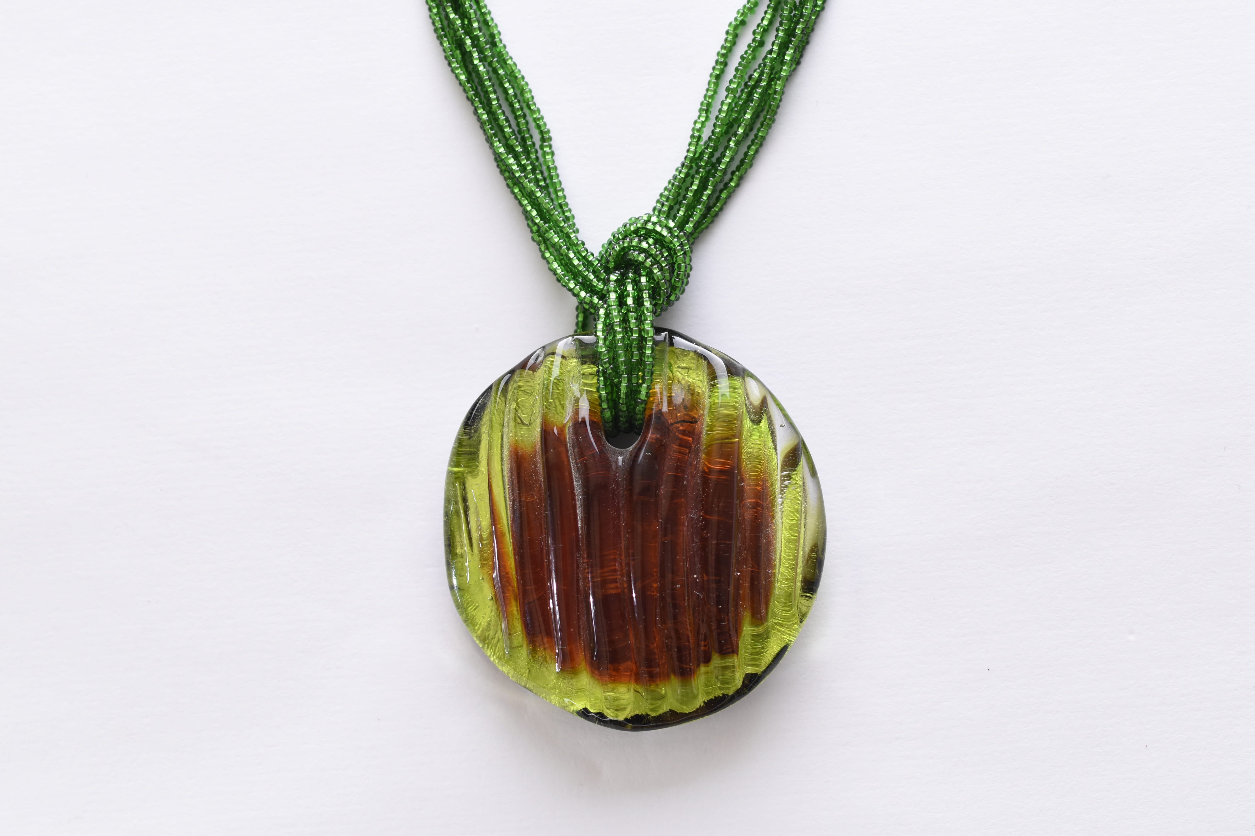 Kézzel készített muranoi üveg medál, 6 soros muranoi üveg gyöngysoron