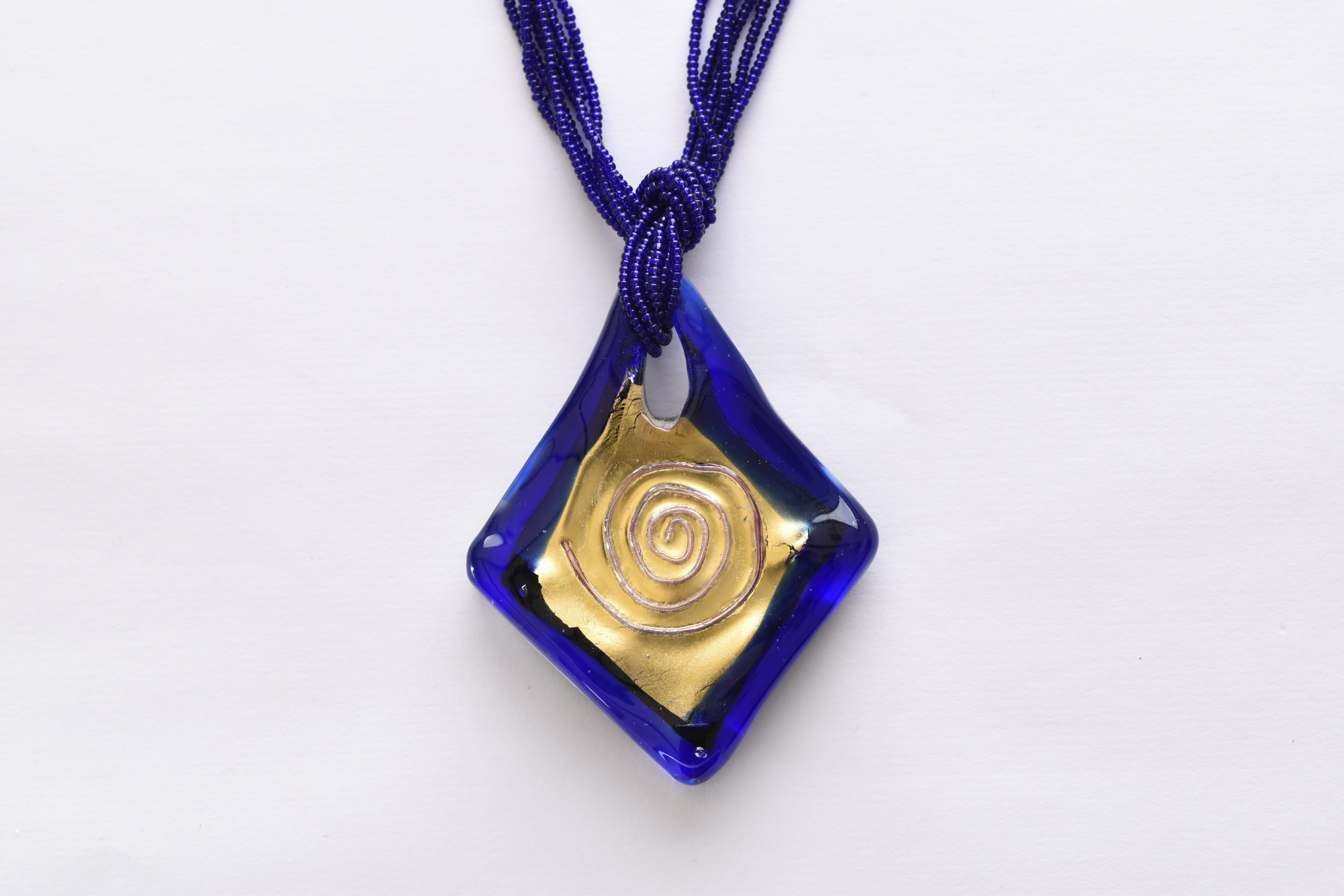 Kézzel készített muranoi üveg medál, 6 soros muranoi üveg gyöngysoron