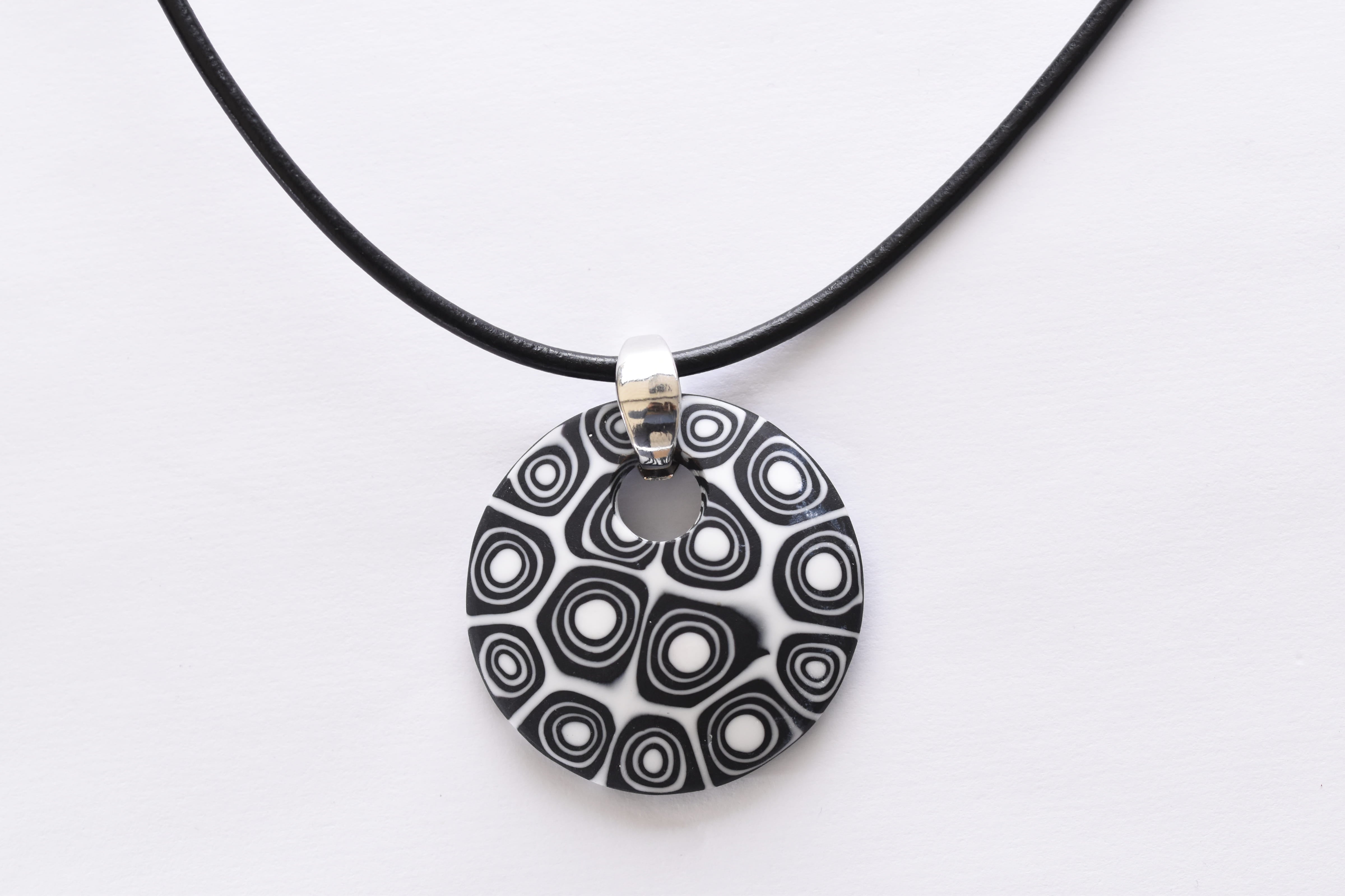 Millefiori medál bőrszíjon