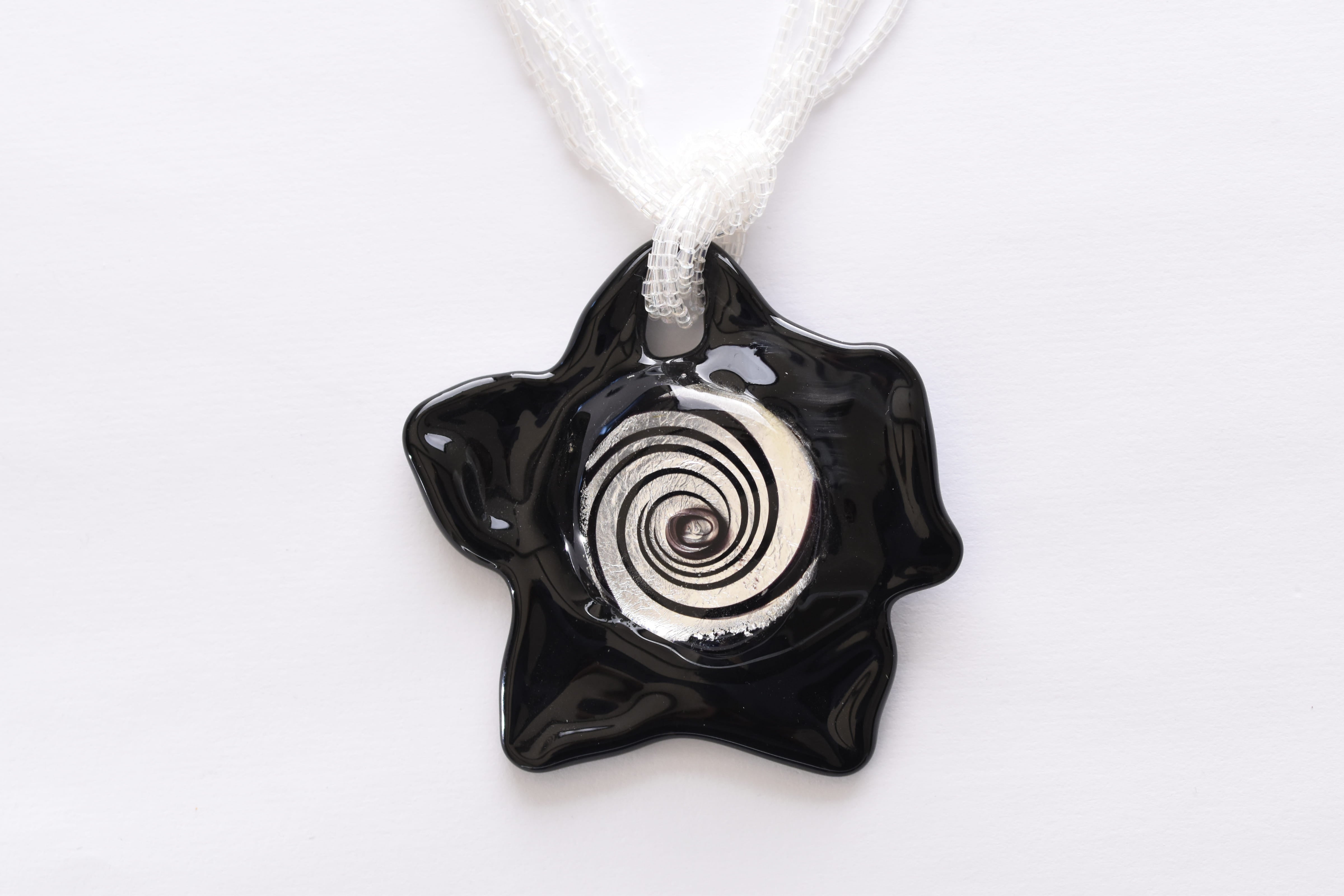 Kézzel készített muranoi üveg medál, 6 soros muranoi üveg gyöngysoron