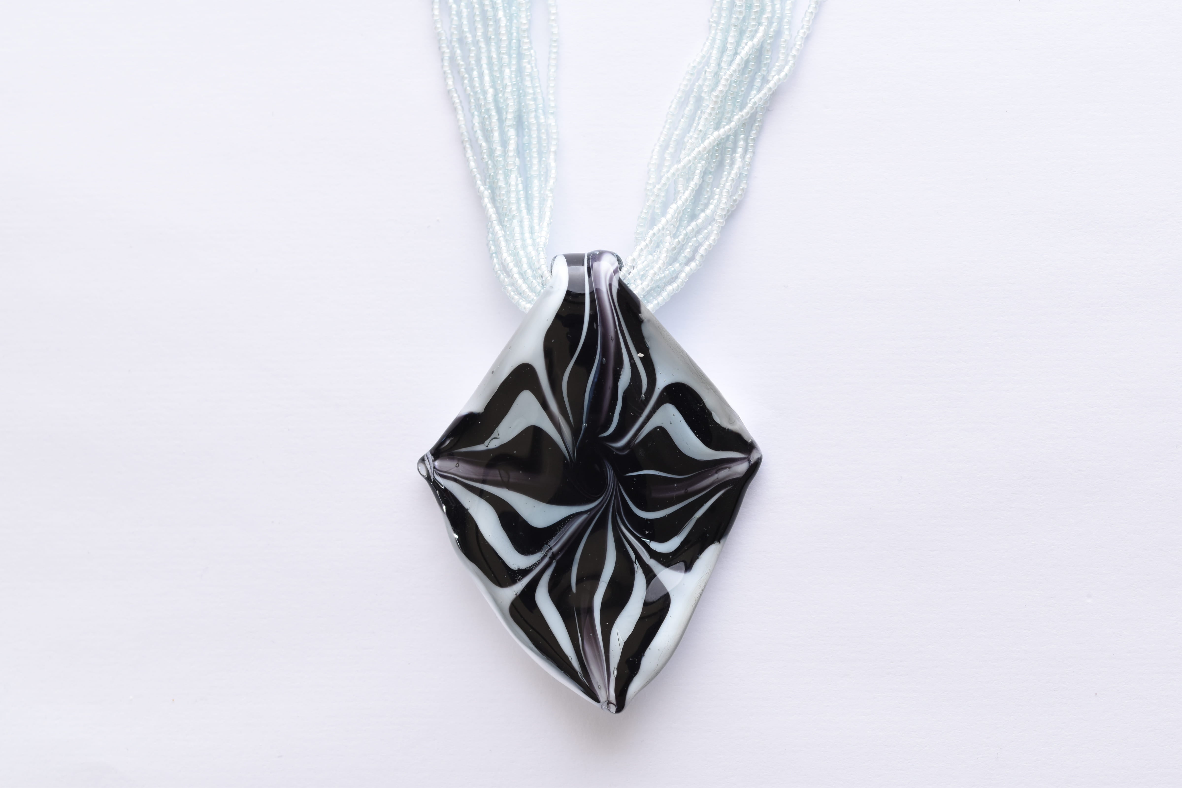 Kézzel készített muranoi üveg medál, 12 soros muranoi üveg gyöngysoron