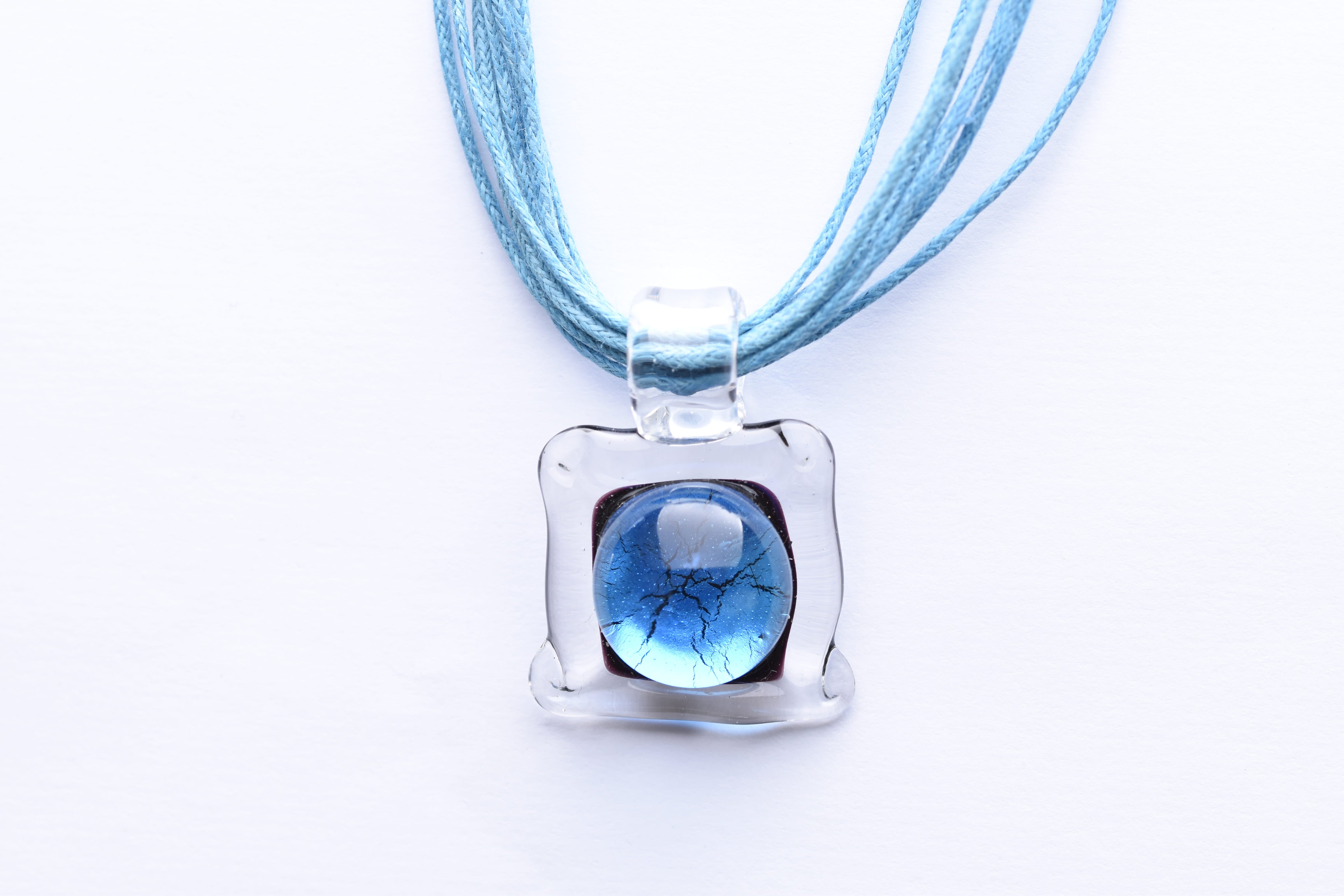 Kézzel készített muranoi üveg medál, 8 soros textilen